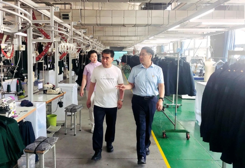 衛奇武深入轄區部分包聯重點項目現場辦公 聚焦服裝服飾產業提速增效